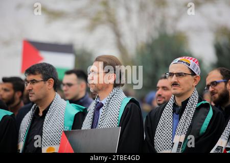 6 décembre 2023 : Gaziantep, Turkiye. 06 décembre 2023. Des professeurs et des chefs de département de l’Université Gaziantep des Sciences et technologies islamiques (Gibtu) se joignent à une veillée pro-palestinienne sur le campus. Les universitaires et les étudiants ont renoncé au drapeau palestinien à côté du drapeau turc, et ont brandi des banderoles montrant la dévastation à Gaza et appelant à un cessez-le-feu. Le recteur de l'université du GIBTU, le professeur Åžehmus Demir, a brandi la veillée "Silence pour Gaza" condamnant ce qu'il a appelé le "génocide israélien" à Gaza, et a souligné le vide des discours occidentaux sur les droits de l'homme, Banque D'Images