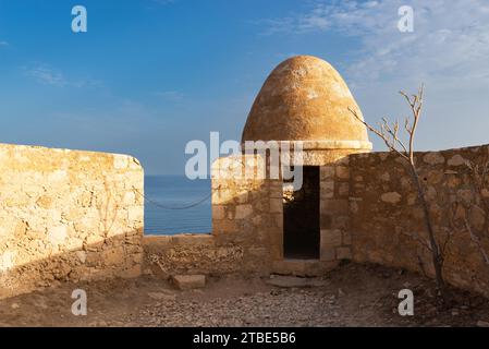 Murs de la forteresse de Fortezza, construite au 16e siècle, à Réthymnon, Grèce. Banque D'Images