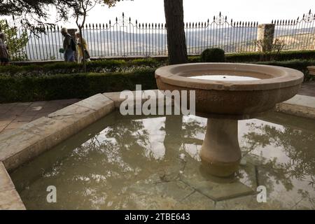 Ronda, Malaga, Espagne- 23 octobre 2023 : Fontaine en pierre au point de vue Maria Auxiliadora à Ronda Banque D'Images