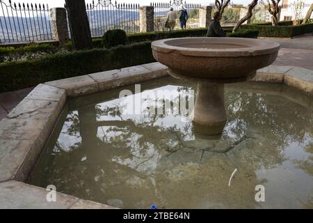 Ronda, Malaga, Espagne- 23 octobre 2023 : Fontaine en pierre au point de vue Maria Auxiliadora à Ronda Banque D'Images