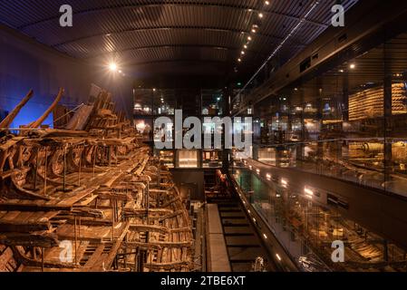 Intérieur du musée Mary Rose dans le chantier naval historique de Portsmouth, montrant le navire et des objets d'art à différents étages. Décembre 2023 Banque D'Images