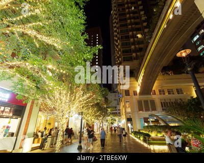 Voir regardant les lumières de Noël et décorations dans Lee Tung Avenue à Wan Chai, Hong Kong Banque D'Images