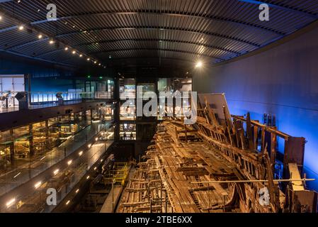 Intérieur du musée Mary Rose dans le chantier naval historique de Portsmouth, montrant le navire et des objets d'art à différents étages. Décembre 2023 Banque D'Images