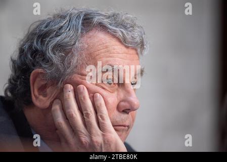 Le sénateur américain Sherrod Brown (démocrate de l'Ohio), président du comité sénatorial américain sur les banques, le logement et les affaires urbaines lors d'une audience du Sénat sur les banques, le logement et les affaires urbaines pour examiner les entreprises de Wall Street dans l'immeuble de bureaux du Sénat Hart à Washington, DC le mercredi 6 décembre 2023. Crédit : Annabelle Gordon/CNP/MediaPunch Banque D'Images