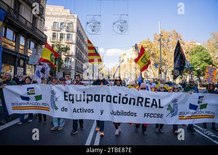 Barcelone, Barcelone, Espagne. 6 décembre 2023. Des dizaines de membres de la police nationale et de la Garde civile et d'autres syndicats de police manifestent dans le centre de Barcelone pour exiger une augmentation de leurs salaires et leur égalité avec les autres groupes de police. (Image de crédit : © Marc Asensio Clupes/ZUMA Press Wire) USAGE ÉDITORIAL SEULEMENT! Non destiné à UN USAGE commercial ! Crédit : ZUMA Press, Inc./Alamy Live News Banque D'Images