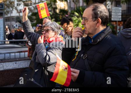 Barcelone, Barcelone, Espagne. 6 décembre 2023. Des dizaines de membres de la police nationale et de la Garde civile et d'autres syndicats de police manifestent dans le centre de Barcelone pour exiger une augmentation de leurs salaires et leur égalité avec les autres groupes de police. (Image de crédit : © Marc Asensio Clupes/ZUMA Press Wire) USAGE ÉDITORIAL SEULEMENT! Non destiné à UN USAGE commercial ! Crédit : ZUMA Press, Inc./Alamy Live News Banque D'Images