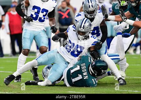 5 novembre 2023 : Malik Hooker (28), safety des Cowboys de Dallas, affronte A.J. Brown (11), receveur des Eagles de Philadelphie, en Pennsylvanie. Eric Canha/CSM Banque D'Images