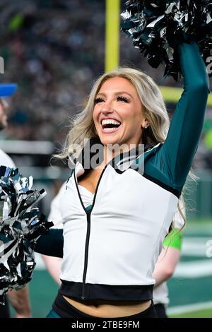 Philadelphie, Pennsylvanie, États-Unis. 5 novembre 2023. Une cheerleader des Eagles de Philadelphie joue en première mi-temps contre les Cowboys de Dallas à Philadelphie, en Pennsylvanie. Eric Canha/CSM/Alamy Live News Banque D'Images