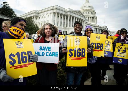 Washington, États-Unis. 06 décembre 2023. Les membres du Service Employees International Union (SEIU) tiennent des pancartes avant le début d'une conférence de presse avec les démocrates de la Chambre, appelant à une augmentation du financement de la garde d'enfants, au Capitole des États-Unis, à Washington, DC, le mercredi 6 décembre, 2023. (Graeme Sloan/Sipa USA) crédit : SIPA USA/Alamy Live News Banque D'Images