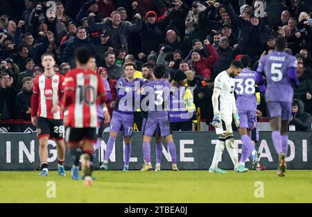 Dominik Szoboszlai de Liverpool célèbre avoir marqué le deuxième but de son équipe lors du match de Premier League à Bramall Lane, Sheffield. Date de la photo : mercredi 6 décembre 2023. Banque D'Images