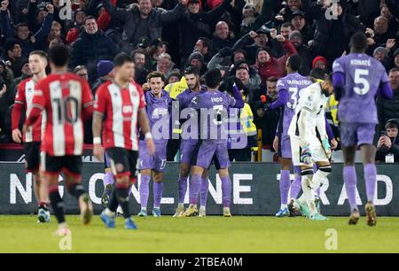 Dominik Szoboszlai de Liverpool célèbre avoir marqué le deuxième but de son équipe lors du match de Premier League à Bramall Lane, Sheffield. Date de la photo : mercredi 6 décembre 2023. Banque D'Images