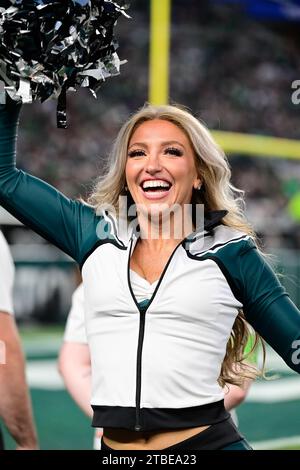 Philadelphie, Pennsylvanie, États-Unis. 5 novembre 2023. Une cheerleader des Eagles de Philadelphie joue en première mi-temps contre les Cowboys de Dallas à Philadelphie, en Pennsylvanie. Eric Canha/CSM/Alamy Live News Banque D'Images