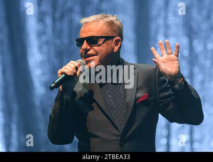 Nottingham, Royaume-Uni. 05 décembre 2023, événement : Motorpoint Arena. “Madness” soutenu par “The Lightning Seeds”. Graham McPearson principalement connu sous son nom de scène « Suggs ». Crédit : Mark Dunn Photography/Alamy Live News Banque D'Images