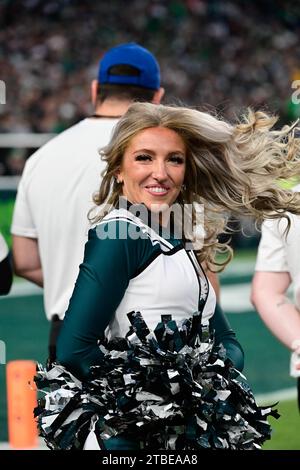 Philadelphie, Pennsylvanie, États-Unis. 5 novembre 2023. Une cheerleader des Eagles de Philadelphie joue en première mi-temps contre les Cowboys de Dallas à Philadelphie, en Pennsylvanie. Eric Canha/CSM/Alamy Live News Banque D'Images