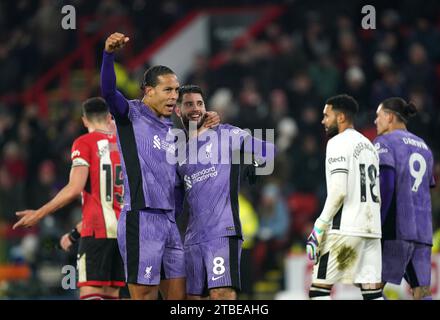 Dominik Szoboszlai de Liverpool célèbre avoir marqué le deuxième but de son équipe avec son coéquipier Virgil van Dijk lors du match de Premier League à Bramall Lane, Sheffield. Date de la photo : mercredi 6 décembre 2023. Banque D'Images