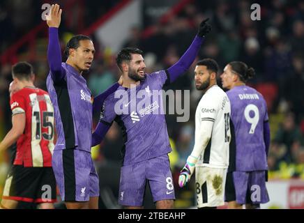 Dominik Szoboszlai de Liverpool célèbre avoir marqué le deuxième but de son équipe avec son coéquipier Virgil van Dijk lors du match de Premier League à Bramall Lane, Sheffield. Date de la photo : mercredi 6 décembre 2023. Banque D'Images