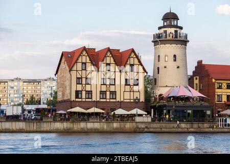 Kaliningrad, Russie - 30 juillet 2021 : vue côtière du village de pêcheurs, quartier de la ville de Kaliningrad, photo de paysage avec tour de phare Banque D'Images