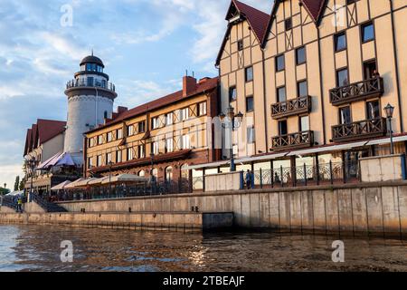 Kaliningrad, Russie - 30 juillet 2021 : village de pêcheurs.Quartier de la ville de Kaliningrad, photo côtière avec tour de phare Banque D'Images