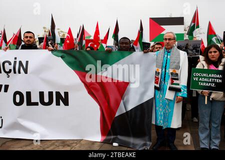 6 décembre 2023 : Gaziantep, Turkiye. 06 décembre 2023. Le recteur de l'Université islamique des sciences et technologies de Gaziantep (Gibtu), le professeur Åžehmus Demir, assiste à une veillée pro-palestinienne intitulée "Silence pour Gaza" sur le campus. Des étudiants de tous les départements, ainsi que du personnel administratif et universitaire, ont participé à la veillée appelant à un cessez-le-feu dans la bande de Gaza déchirée par la guerre. Lors de la veillée ''Silence for Gaza'', le recteur a condamné ce qu'il a appelé le ''génocide israélien'' en cours à Gaza, et a souligné le vide des discours occidentaux sur les droits de l'homme, le droit et la démocratie ami Banque D'Images