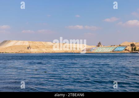 Ismailia, Egypte - 1 novembre 2021 : Canal de Suez par une journée ensoleillée, vue sur la côte Banque D'Images