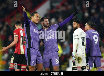 Dominik Szoboszlai de Liverpool célèbre avoir marqué le deuxième but de son équipe avec son coéquipier Virgil van Dijk lors du match de Premier League à Bramall Lane, Sheffield. Date de la photo : mercredi 6 décembre 2023. Banque D'Images