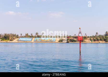 Ismailia, Egypte - 1 novembre 2021 : balise rouge, petite tour dans l'eau. Marques de navigation du canal de Suez Banque D'Images