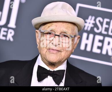 Santa Monica, États-Unis. 06 décembre 2023. Sitcom TV et producteur de cinéma extraordinaire Norman Lear, 101 ans, est décédé à son domicile à Los Angeles, Californie le 6 décembre 2023. ------------------------------------------------- Norman Lear lors de la 25e cérémonie annuelle des Critics' Choice Awards qui s'est tenue au Barker Hanger le 12 janvier 2020 à Santa Monica, CA. © OConnor/AFF-USA.com crédit : AFF/Alamy Live News Banque D'Images