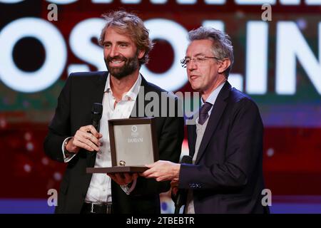 Le maire de Naples Gaetano Manfredi et Massimiliano Edgar Rosolino est un ancien nageur, champion olympique à Sydney en 2000 et champion du monde à Fukuoka en 2001 dans le médaillon du 200 mètres (L) lors de la neuvième édition des Gazzetta Sports Awards, la cérémonie de remise des prix dédiée aux stars du sport, organisé par la Gazzetta dello Sport à Naples le 6 décembre 2023 à bord du MSC Fantasia. Banque D'Images