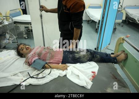 Rafah, Gaza. 06 décembre 2023. Une jeune palestinienne blessée gît à l’hôpital à la suite d’une frappe israélienne à Rafah, dans le Sud de la bande de Gaza, le mercredi 6 décembre 2023. Israël a étendu son offensive contre le Hamas dans le sud assiégé de la bande de Gaza, piégeant des civils selon l’ONU. Photo par Ismael Mohamad/UPI. Crédit : UPI/Alamy Live News Banque D'Images