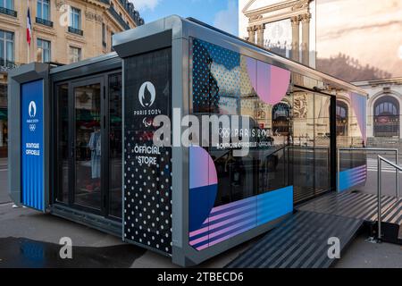 Vue extérieure du magasin officiel des Jeux Olympiques et Paralympiques d'été de Paris 2024 situé place de l'Opéra à Paris, France Banque D'Images