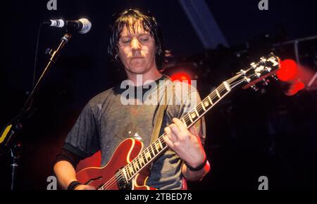 ELLIOTT SMITH, READING FESTIVAL, 1998 : l'auteur-compositeur Elliott Smith (1969-2003) joue en direct dans la tente Melody Maker au Reading Festival, Angleterre, Royaume-Uni, le 29 août 1998. Photo : Rob Watkins Banque D'Images