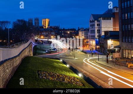 York City avec York Minster en arrière-plan prendre des murs Banque D'Images