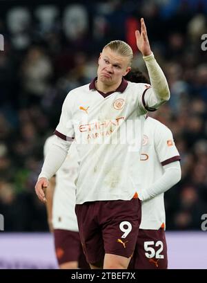 Erling Haaland de Manchester City apparaît déprimé après le match de Premier League à Villa Park, Birmingham. Date de la photo : mercredi 6 décembre 2023. Banque D'Images