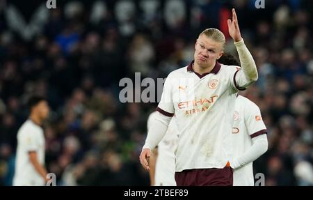 Erling Haaland de Manchester City apparaît déprimé après le match de Premier League à Villa Park, Birmingham. Date de la photo : mercredi 6 décembre 2023. Banque D'Images