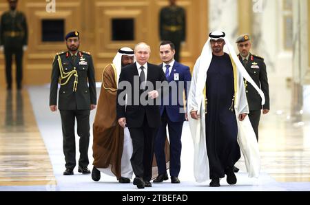Abu Dhabi, Émirats arabes Unis. 06 décembre 2023. Le président russe Vladimir Poutine, à gauche, est escorté par le cheikh Mohamed bin Zayed Al Nahyan des Émirats arabes Unis à son arrivée au palais Qasr Al Watan, le 6 décembre 2023 à Abu Dhabi, aux Émirats arabes Unis. Crédit : Présidence russe/Kremlin Pool/Alamy Live News Banque D'Images