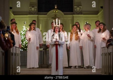 Londres, Royaume-Uni. 6 décembre 2023 : London Nordic Choir donne son concert annuel Sankta Lucia et Christmas Carols au St. L'église John's Wood dans le nord de Londres. Cette année, le rôle de Sankta Lucia a été joué par Astrid Hjerting. Elle porte une couronne de bougies symbolisant St.Lucy alors qu'elle dirige la célébration. (Image de crédit : © Velar Grant/ZUMA Press Wire) USAGE ÉDITORIAL SEULEMENT! Non destiné à UN USAGE commercial ! Crédit : ZUMA Press, Inc./Alamy Live News Banque D'Images