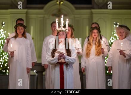 Londres, Royaume-Uni. 6 décembre 2023 : London Nordic Choir donne son concert annuel Sankta Lucia et Christmas Carols au St. L'église John's Wood dans le nord de Londres. Cette année, le rôle de Sankta Lucia a été joué par Astrid Hjerting. Elle porte une couronne de bougies symbolisant St.Lucy alors qu'elle dirige la célébration. (Image de crédit : © Velar Grant/ZUMA Press Wire) USAGE ÉDITORIAL SEULEMENT! Non destiné à UN USAGE commercial ! Crédit : ZUMA Press, Inc./Alamy Live News Banque D'Images