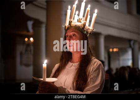 Londres, Royaume-Uni. 6 décembre 2023 : London Nordic Choir donne son concert annuel Sankta Lucia et Christmas Carols au St. L'église John's Wood dans le nord de Londres. Cette année, le rôle de Sankta Lucia a été joué par Astrid Hjerting. Elle porte une couronne de bougies symbolisant St.Lucy alors qu'elle dirige la célébration. (Image de crédit : © Velar Grant/ZUMA Press Wire) USAGE ÉDITORIAL SEULEMENT! Non destiné à UN USAGE commercial ! Crédit : ZUMA Press, Inc./Alamy Live News Banque D'Images