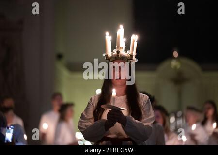 Londres, Royaume-Uni. 6 décembre 2023 : London Nordic Choir donne son concert annuel Sankta Lucia et Christmas Carols au St. L'église John's Wood dans le nord de Londres. Cette année, le rôle de Sankta Lucia a été joué par Astrid Hjerting. Elle porte une couronne de bougies symbolisant St.Lucy alors qu'elle dirige la célébration. (Image de crédit : © Velar Grant/ZUMA Press Wire) USAGE ÉDITORIAL SEULEMENT! Non destiné à UN USAGE commercial ! Crédit : ZUMA Press, Inc./Alamy Live News Banque D'Images