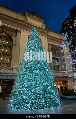 Arbre de Noël exposé sur la place piétonne qui sépare Grand Central terminal et Supertall One Vanderbilt à New York, USA 2023 Banque D'Images