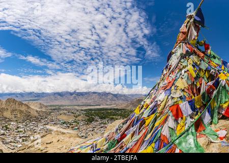 Panorama de la colline de Tsenmo au-dessus de Leh et de la vallée de l'Indus à Stok Kangri, 6153m, Ladakh, Jammu et Cachemire, Inde, Asie Banque D'Images