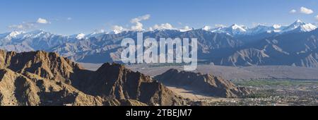 Panorama sur Leh et la vallée de l'Indus à Stok Kangri, 6153m, Ladakh, Jammu-et-Cachemire, Inde, Asie Banque D'Images