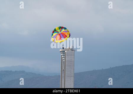 Illusion aérienne : capturé sous un angle unique, le ballon semble atterrir sur le bâtiment emblématique Intempo de Benidorm, créant un visuel saisissant. Banque D'Images