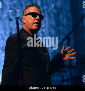 Nottingham, Royaume-Uni. 05 décembre 2023, événement : Motorpoint Arena. “Madness” soutenu par “The Lightning Seeds”. Graham McPearson principalement connu sous son nom de scène « Suggs ». Crédit : Mark Dunn Photography/Alamy Live News Banque D'Images