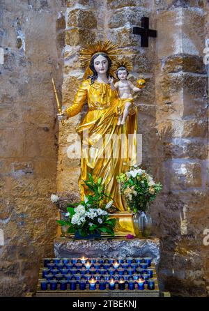 Saintes Maries de la Mer, France - 3 octobre 2023 : la statue de la Sainte Marie avec Jésus - notre Dame de la Mer - notre Dame de la mer Banque D'Images