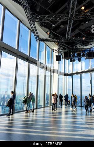 Les gens regardent les toits de la ville depuis la plate-forme d'observation Horizon 22 dans le gratte-ciel Bishopsgate 22, Londres, Angleterre Banque D'Images