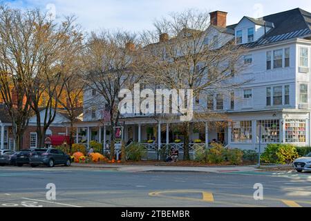 1897 style de renouveau colonial Red Lion Inn en automne soleil de fin d'après-midi sur main Street quartier historique à Stockbridge Massachusetts — octobre 2023 Banque D'Images