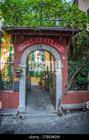 Entrée en arche avant de l'Hôtel Centrale à Bellagio, Italie Banque D'Images