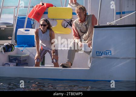 DATE DE SORTIE : 3 novembre 2023. TITRE : Nyad. STUDIO : RÉALISATEUR : Jimmy Chin, Elizabeth Chai Vasarhelyi. INTRIGUE : la remarquable histoire vraie de l'athlète Diana Nyad qui, à l'âge de 60 ans et avec l'aide de sa meilleure amie et entraîneure, s'engage à réaliser son rêve de toute une vie : une baignade en pleine mer de 110 km de Cuba à la Floride. AVEC JODIE FOSTER dans le rôle de Bonnie Stoll, RHYS IFANS dans celui de John Bartlett. (Image de crédit : © Netflix/Entertainment Pictures/ZUMAPRESS.com) USAGE ÉDITORIAL SEULEMENT! Non destiné à UN USAGE commercial ! Banque D'Images
