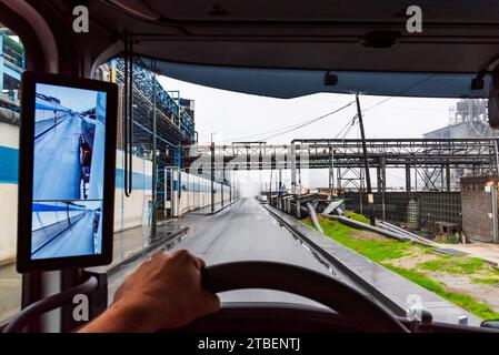 Vue de l'intérieur d'un camion d'une rue dans une zone industrielle, véhicule avec rétroviseur pour caméras. Banque D'Images